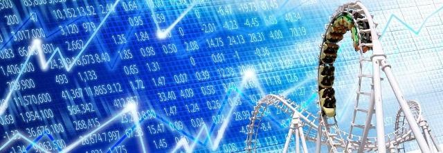 Achterbahn vor dem Hintergrund von Börsenkursen