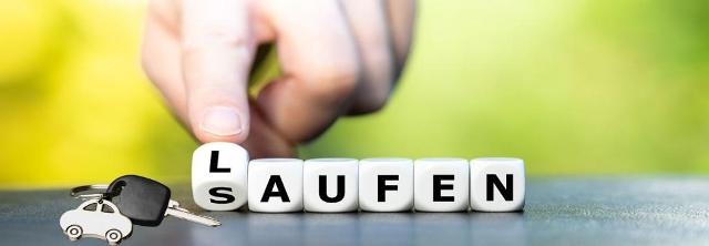 Scrabble-Steine bilden das Wort laufen