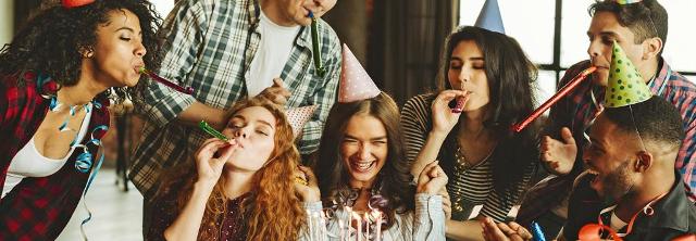 Junge Leute feiern gemeinsam Geburtstag
