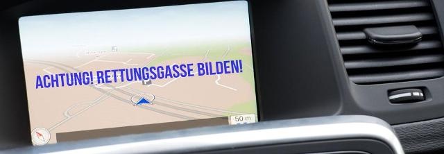 Anzeige des Navis Rettungsgasse bilden im Autocockpit