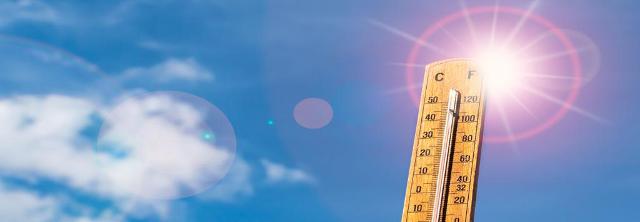 Thermometer in der Sonne zeigt 45 Grad an