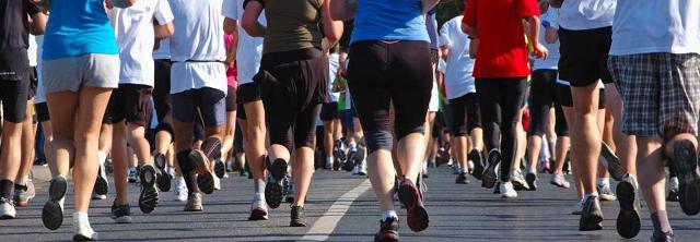 Amateurläufer starten zu einem Straßenlauf