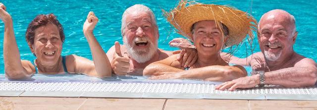 Fröhliche Rentner im Pool