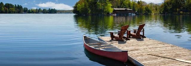 See mit Boot und Badesteg