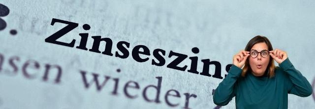 Staunende Frau vor dem Wort Zinseszinsen