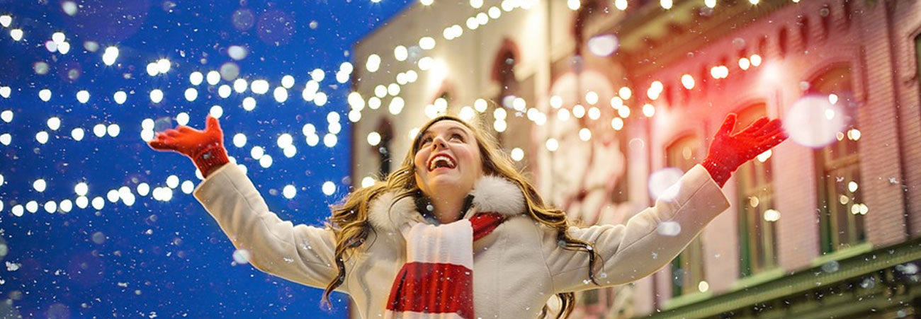 Frau freut sich auf Weihnachtsmarkt