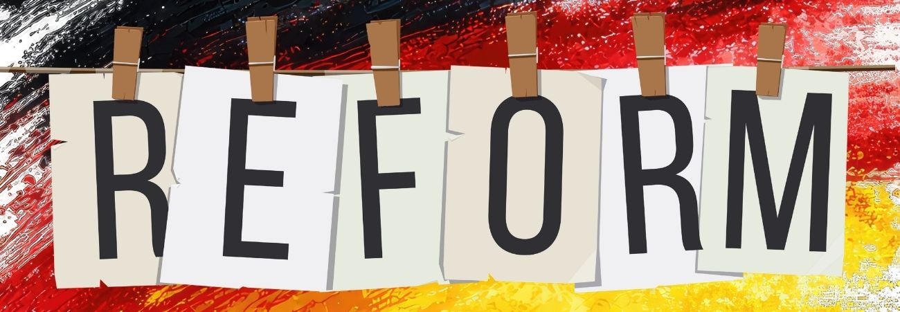 Reform Schriftzug vor Deutschland-Hintergrund in Schwarz Rot Gold