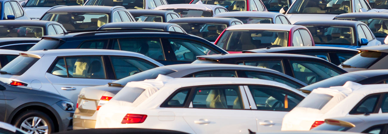 Viele neue Autos sind auf einem Gelände abgestellt