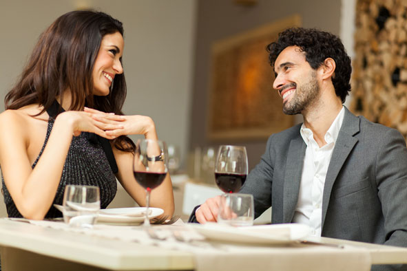 Junges Paar im Restaurant schaut sich tief in die Augen