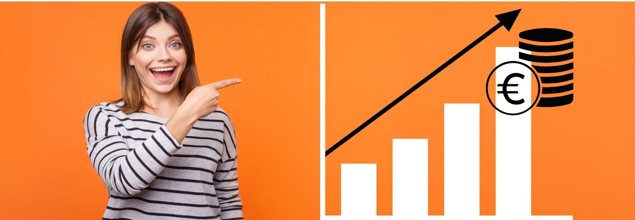 Frau zeigt lächelnd auf ein Balkendiagramm