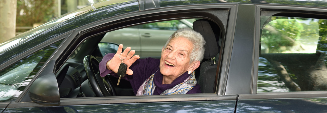 Seniorin am Steuer eines Autos