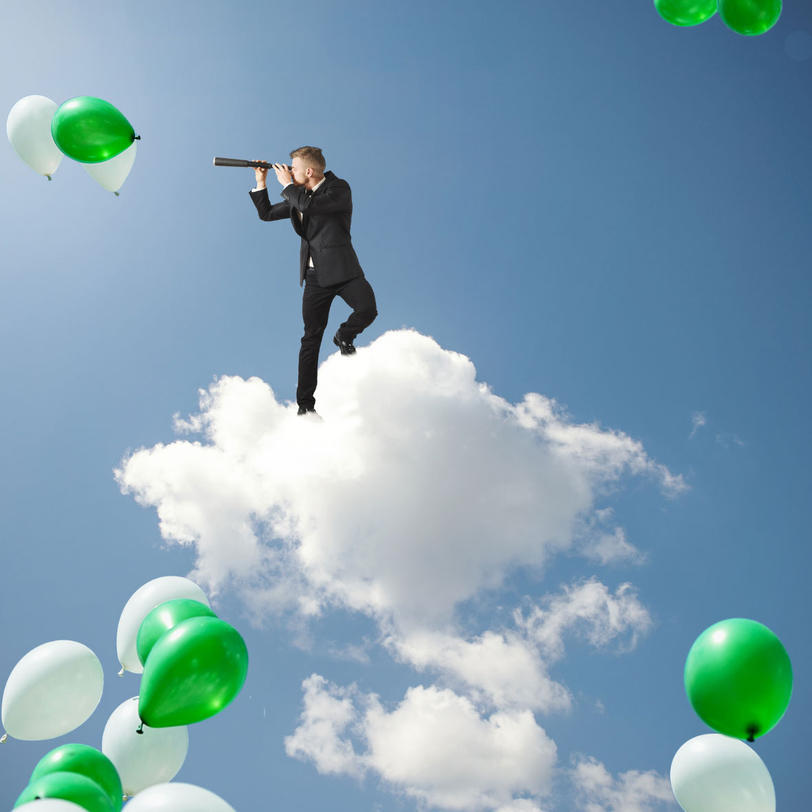 Mann schwebt auf Wolke und blickt mit Fernrohr fliegenden Luftballons hinterher