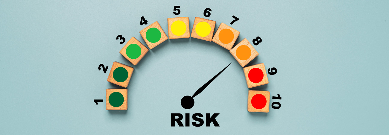 Risikoskala von 1 bis 10 vor beleuchtetem Hintergrund