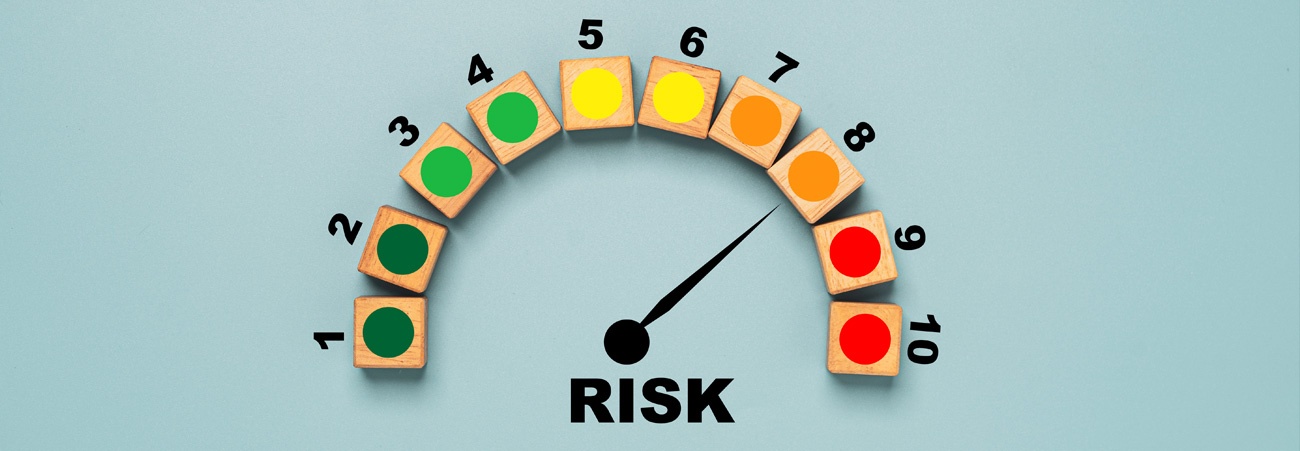 Risikoskala von 1 bis 10 vor beleuchtetem Hintergrund