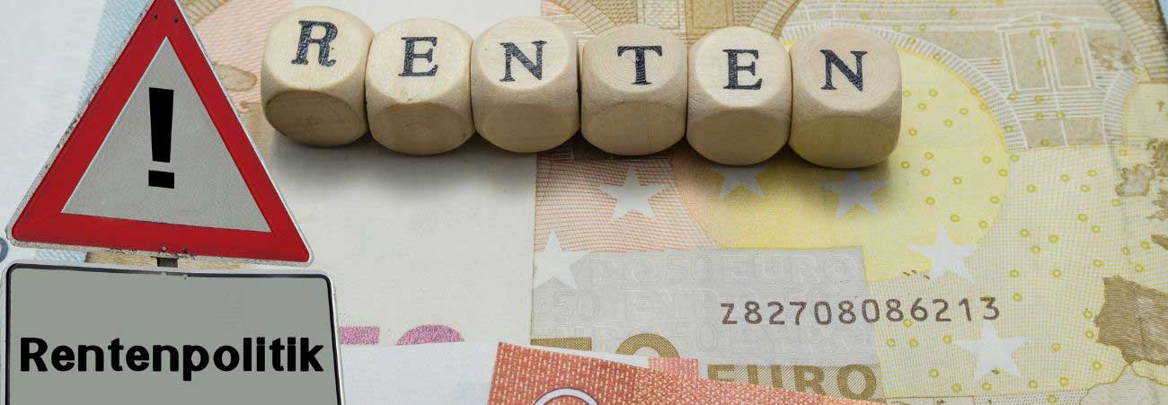 Warnschild mit Schriftzug ‚Rentenpolitik‘ vor Euro-Geldscheinen sowie Holzbuchstaben, die das Wort ‚Renten‘ bilden