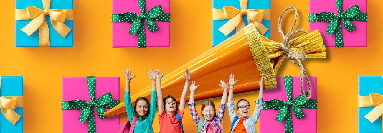 Kinder mit Zuckertüte und Geschenken