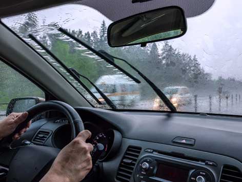 Autofahrt wo starker Regen auf die Windschutzscheibe prasselt