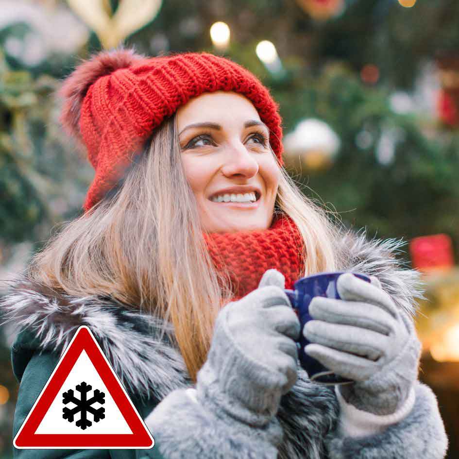 Junge Frau in warmer Winterkleidung